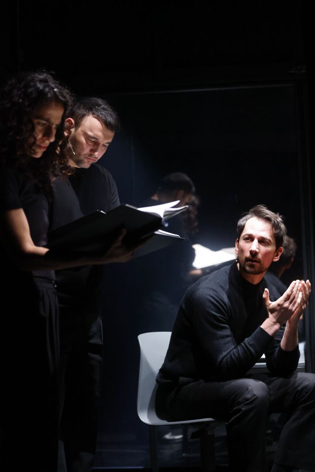 Taner Şahintürk, Sesede Terziyan und Daron Yates in Verhaftung in Granada